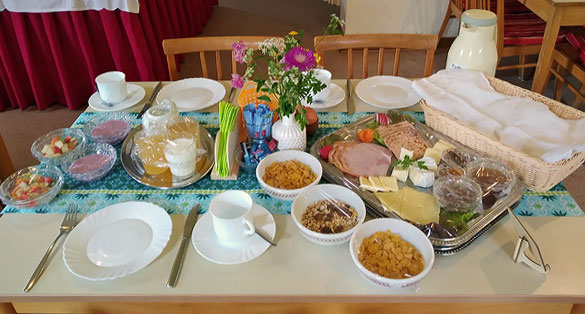 Köstliche Speisen auf gedecktem Tisch